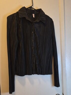 No Boundaries Black Pleated Long Sleeve Button Down